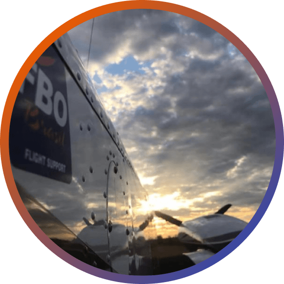 Avião com logo da FBO Brasil.